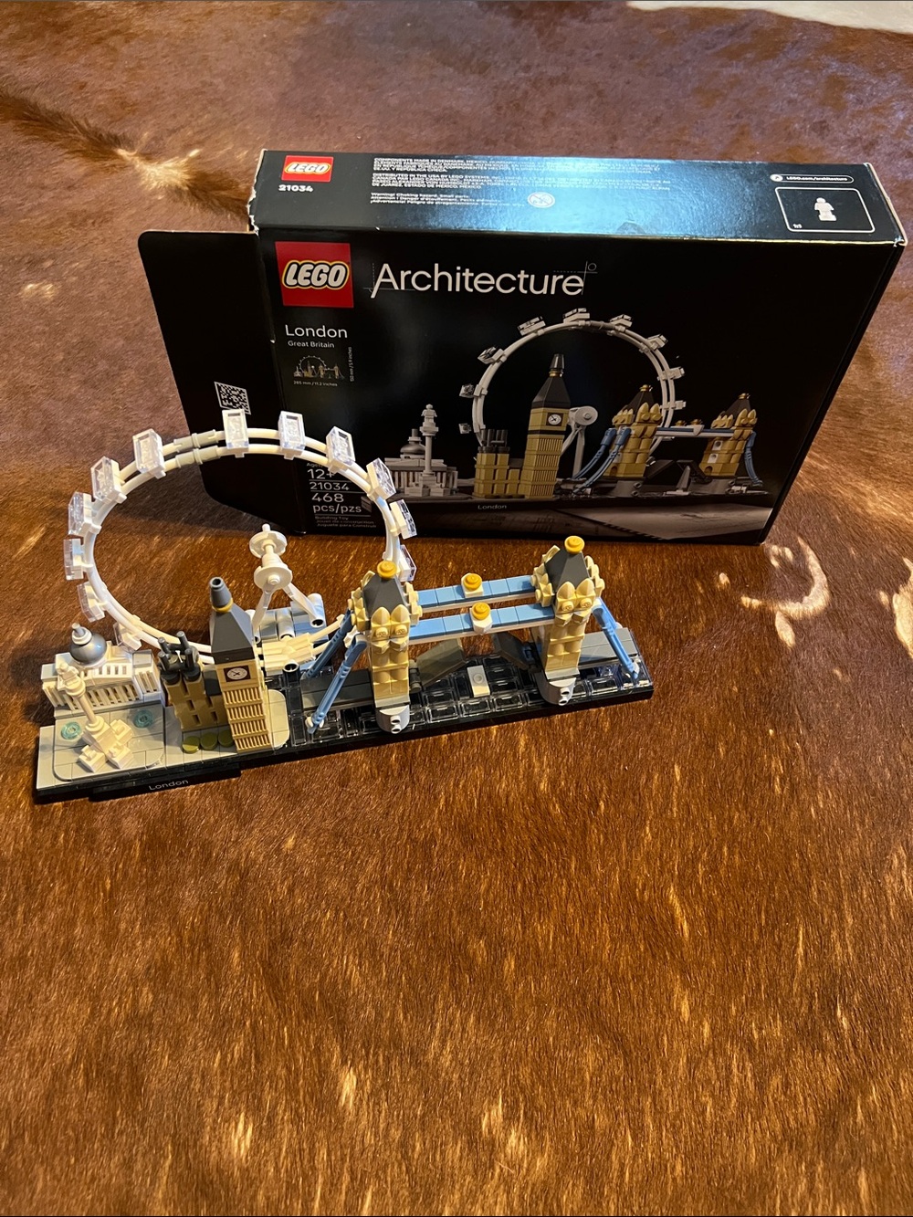 LEGO Architecture London Skyline in Blue, Tan, White, Black, open box